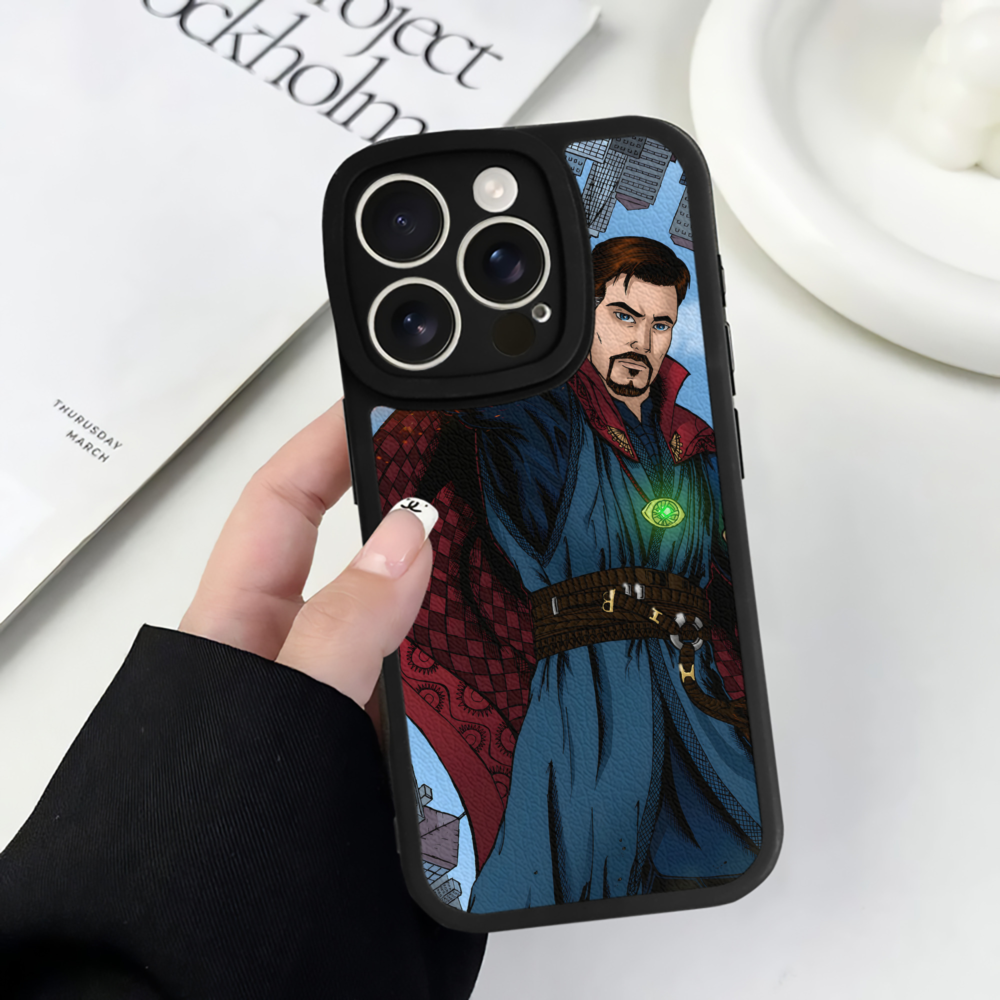 （画像用） アベンジャーズ The Avengers 【iPhone 16シリーズ対応】シリコンスマホケース（レザー調） 材質：シリコン